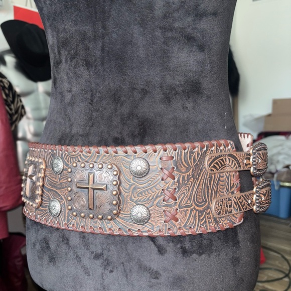 ME Brown Leather Belt with Cross Design - Picture 15 of 15